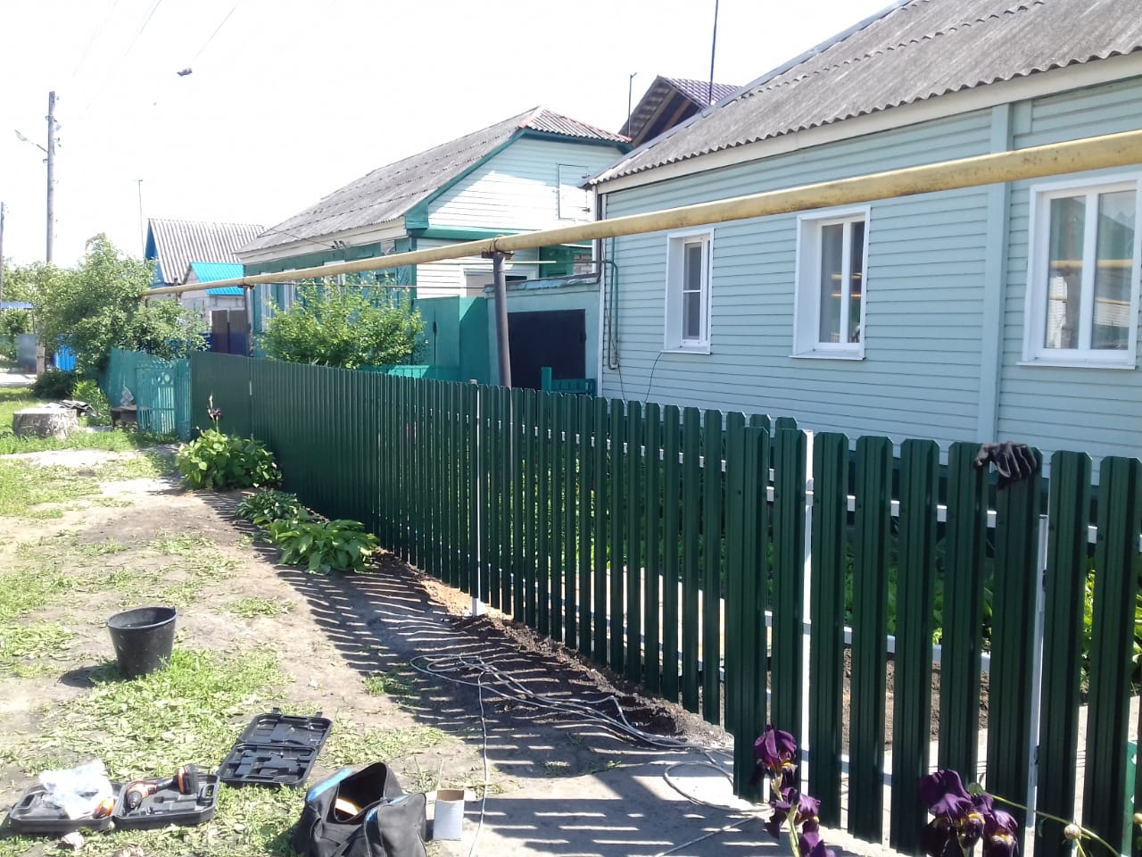 Комбинированный забор 25м штакетник и профлист, ворота, калитка фото в Жезказгане