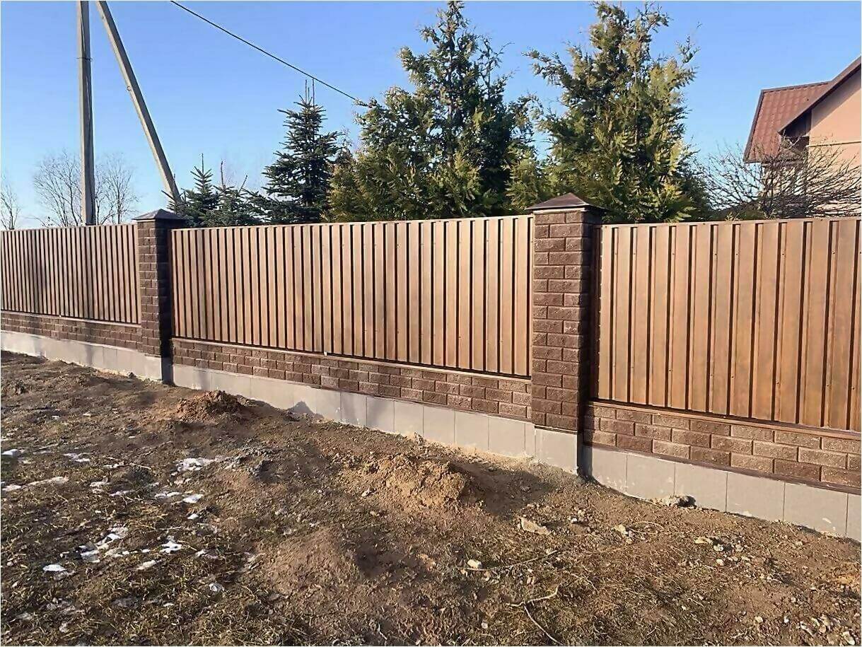 Забор из профлиста НС-21 цвет Printech темное дерево фото7 в Жезказгане