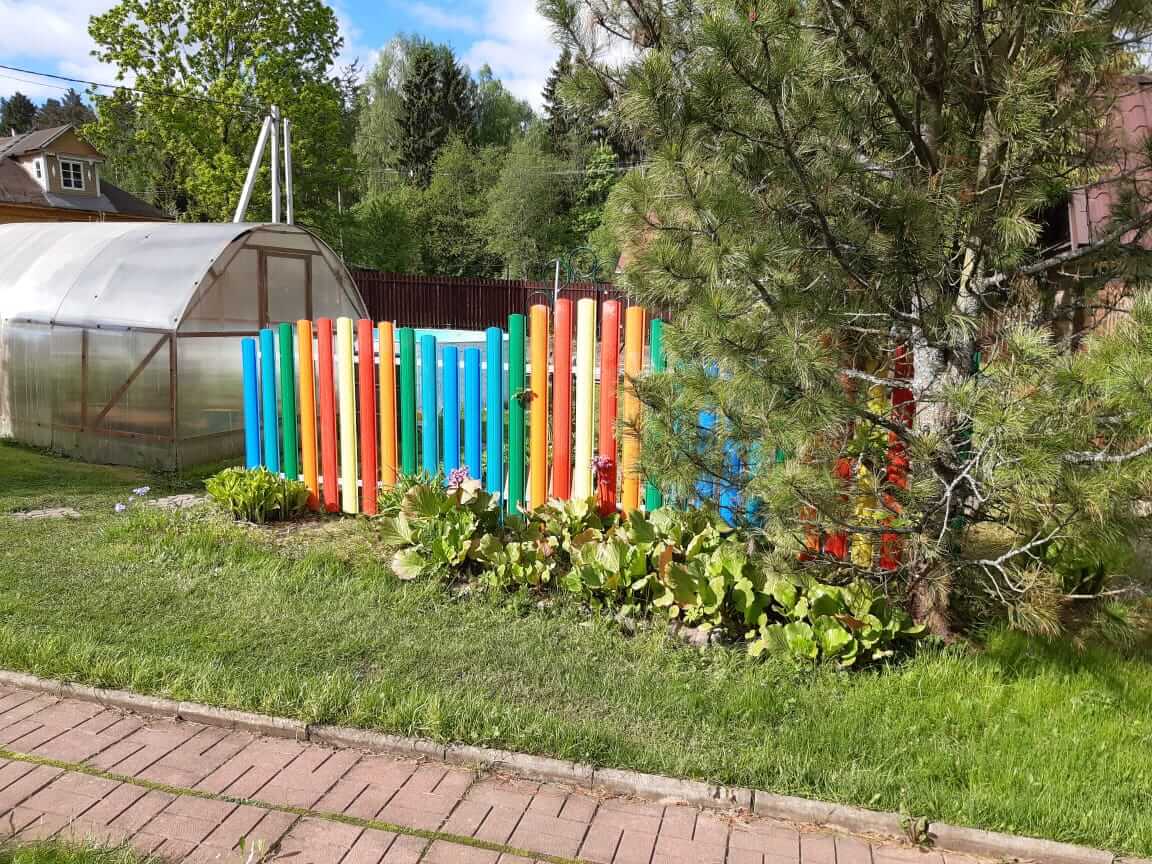 забор из разноцветного штакетника односторонний фото1 в Жезказгане
