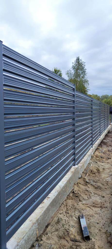 забор из штакетника ral7024/7024 серый графит двусторонний фото10 в Жезказгане