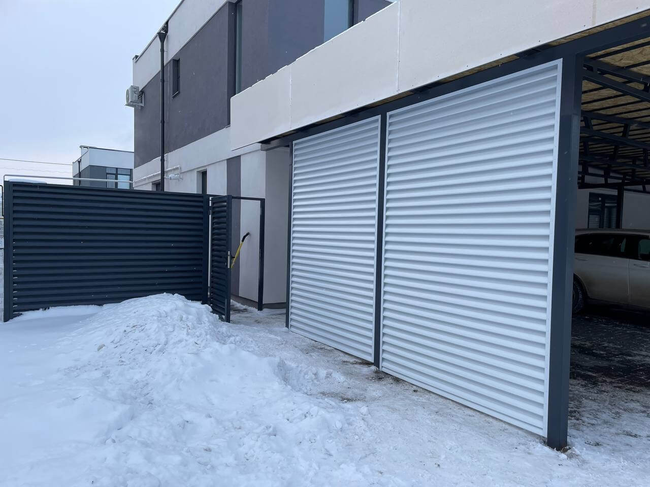 Парковочное место из ламелей Еврожалюзи RAL9003/9003 Белый двусторонний фото 1 в Жезказгане