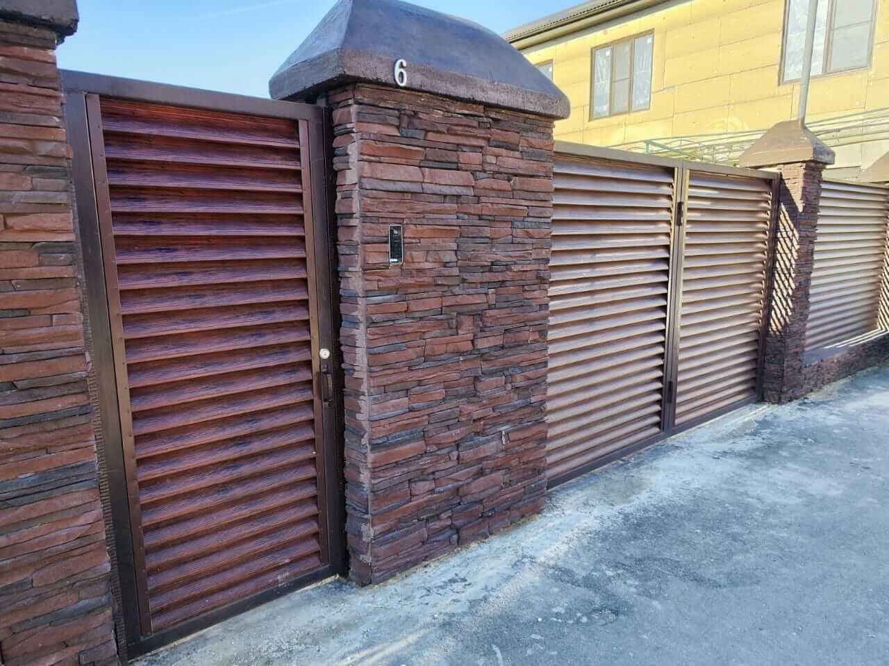 Забор с ламелями Еврожалюзи 43м Красный Каштан Printech в Жезказгане