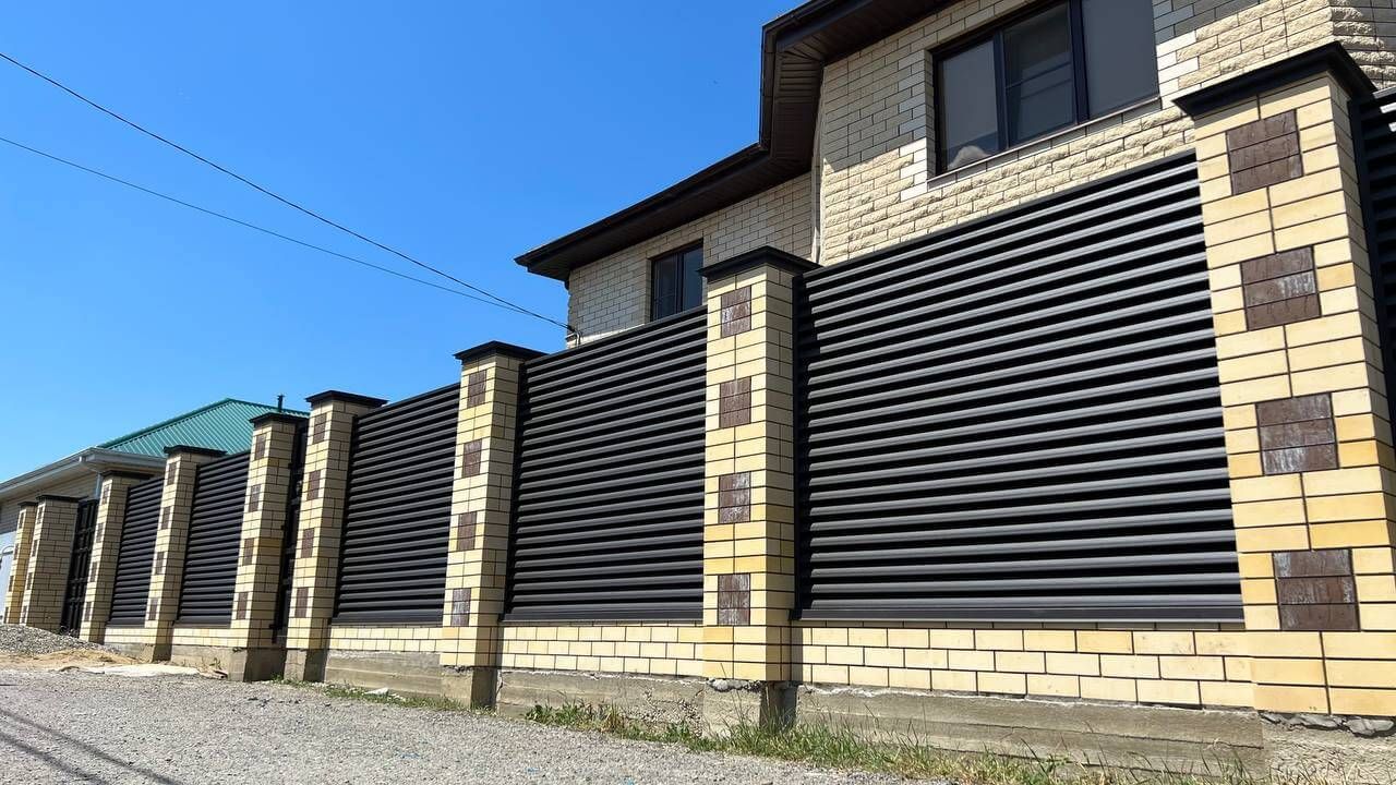 Забор-жалюзи 45м RAL8019 Темный Шоколад матовый в Жезказгане