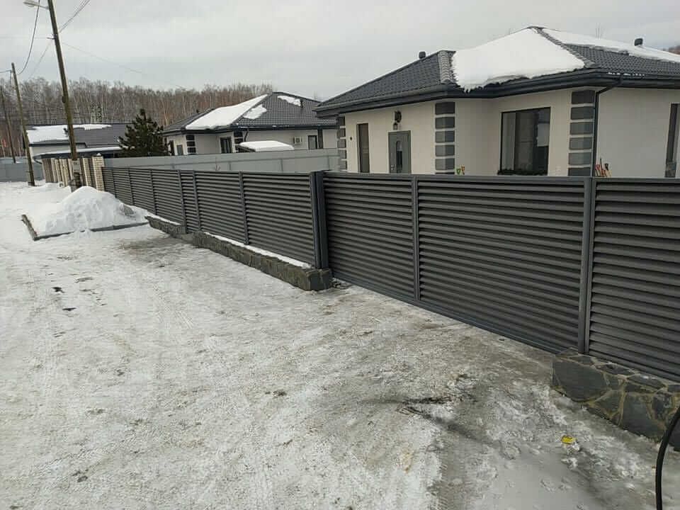 Забор-жалюзи с входной группой 26м RAL7024 Серый Графит МАТТЕ фото 1 в Жезказгане