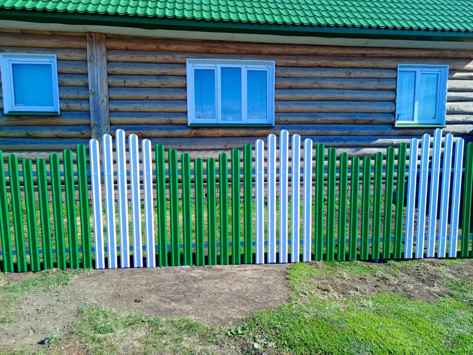 Забор из штакетника 18м в двух цветах RAL9003 Белый + RAL6029 Зеленая Мята в Жезказгане