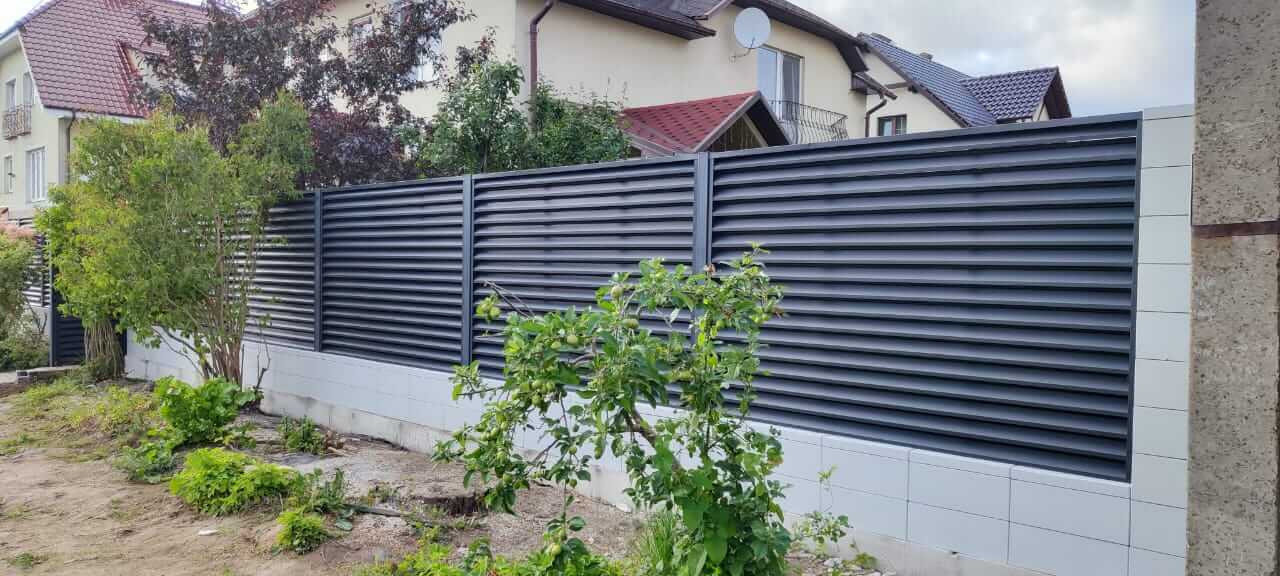 Забор-жалюзи из ламелей ЭКО-Z 17м RAL7024 Серый Графит фото 6 в Жезказгане
