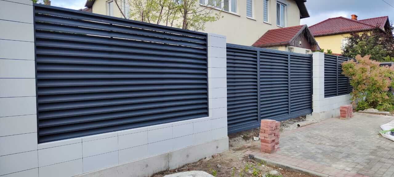 Забор-жалюзи из ламелей ЭКО-Z 17м RAL7024 Серый Графит фото 2 в Жезказгане