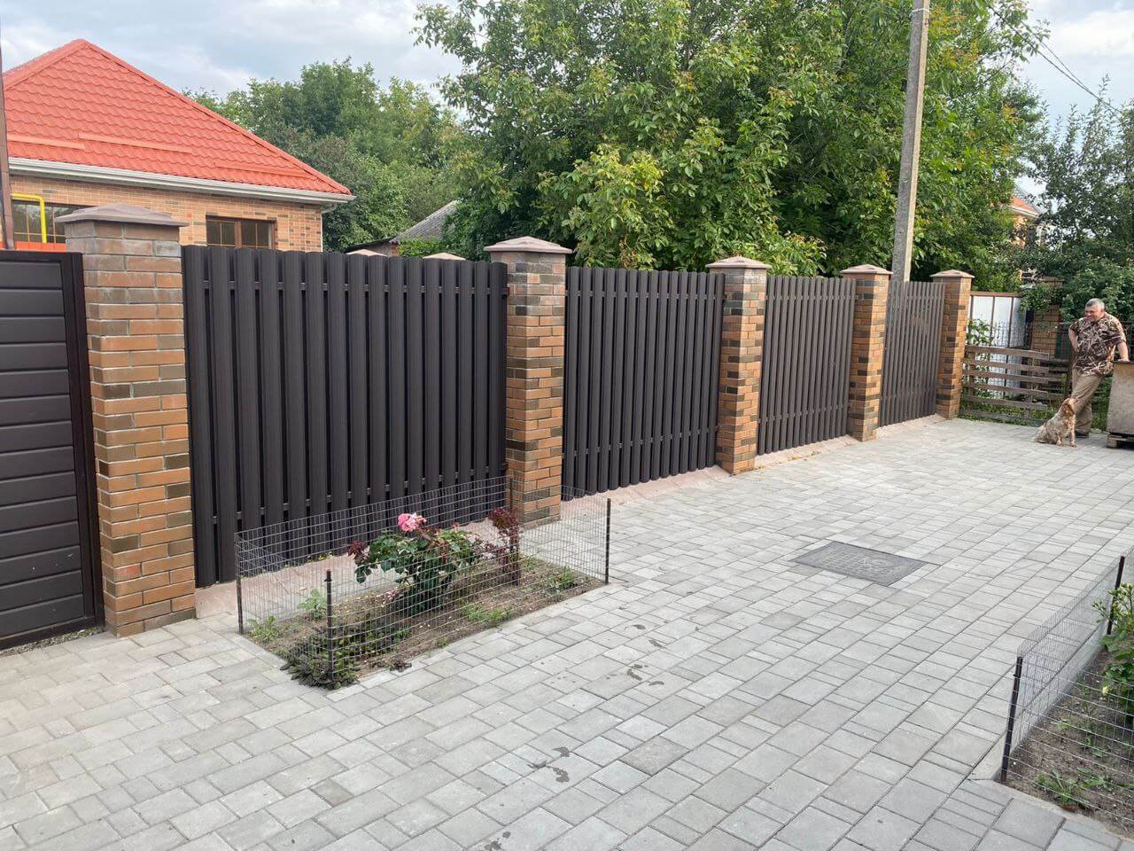 Забор из штакетника полукруглого 22м RAL8019 Темный Шоколад МАТТЕ фото 3 в Жезказгане