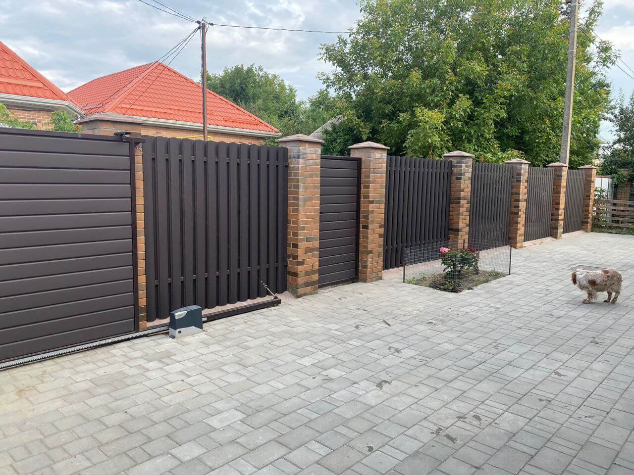 Забор из штакетника полукруглого 22м RAL8019 Темный Шоколад МАТТЕ фото 2 в Жезказгане
