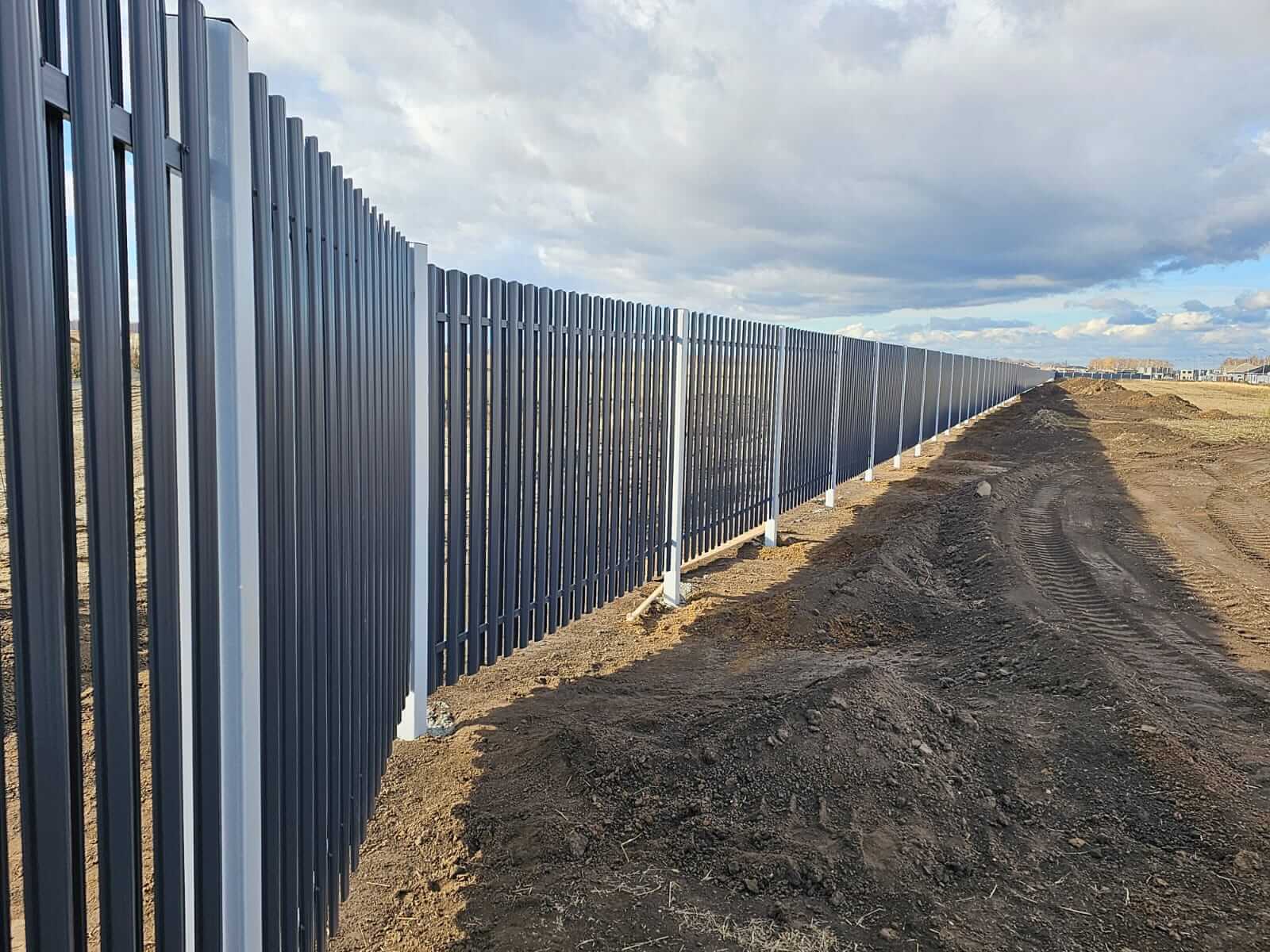Забор из евроштакетника 234м RAL7024/7024 Серый Графит двусторонний фото 4 в Жезказгане