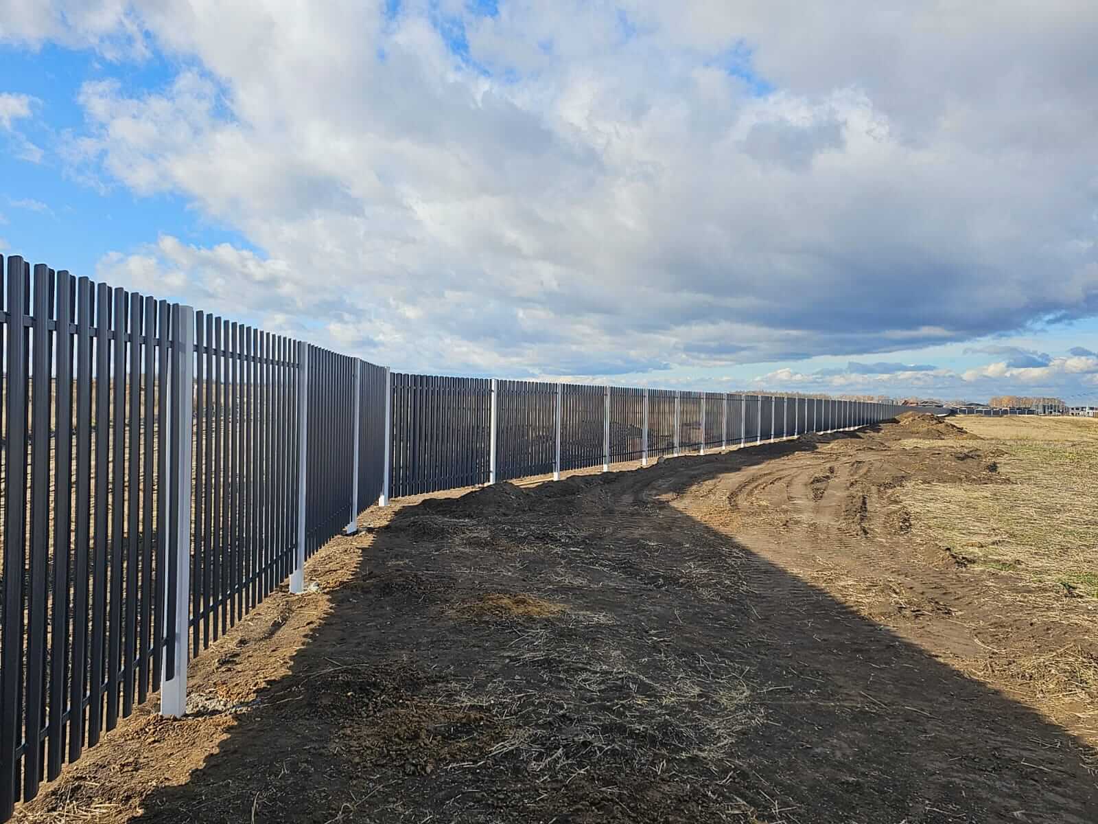 Забор из евроштакетника 234м RAL7024/7024 Серый Графит двусторонний фото 3 в Жезказгане