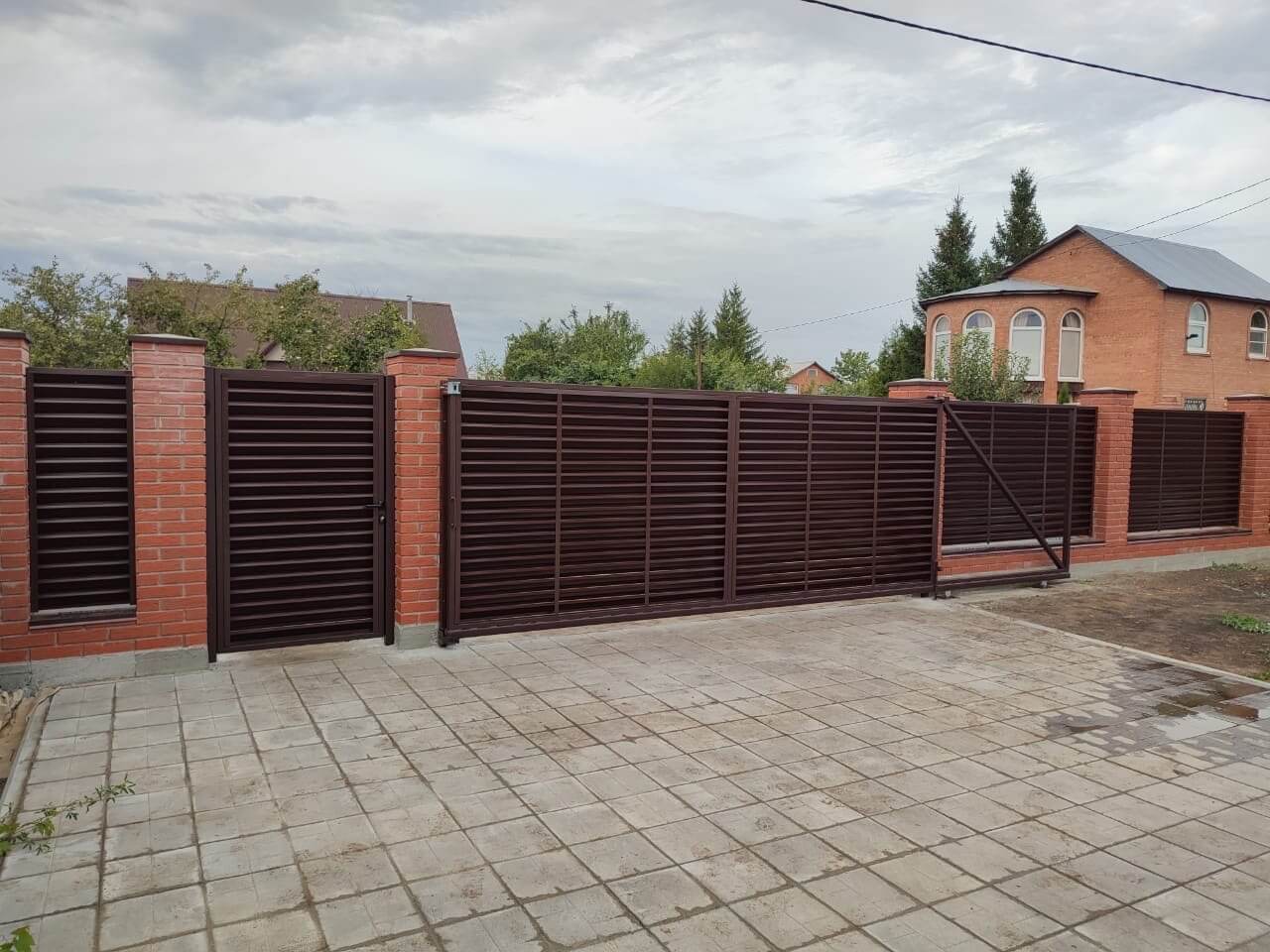 Забор из ламелей Еврожалюзи 28м RAL8017/8017 Шоколад двусторонний в Жезказгане