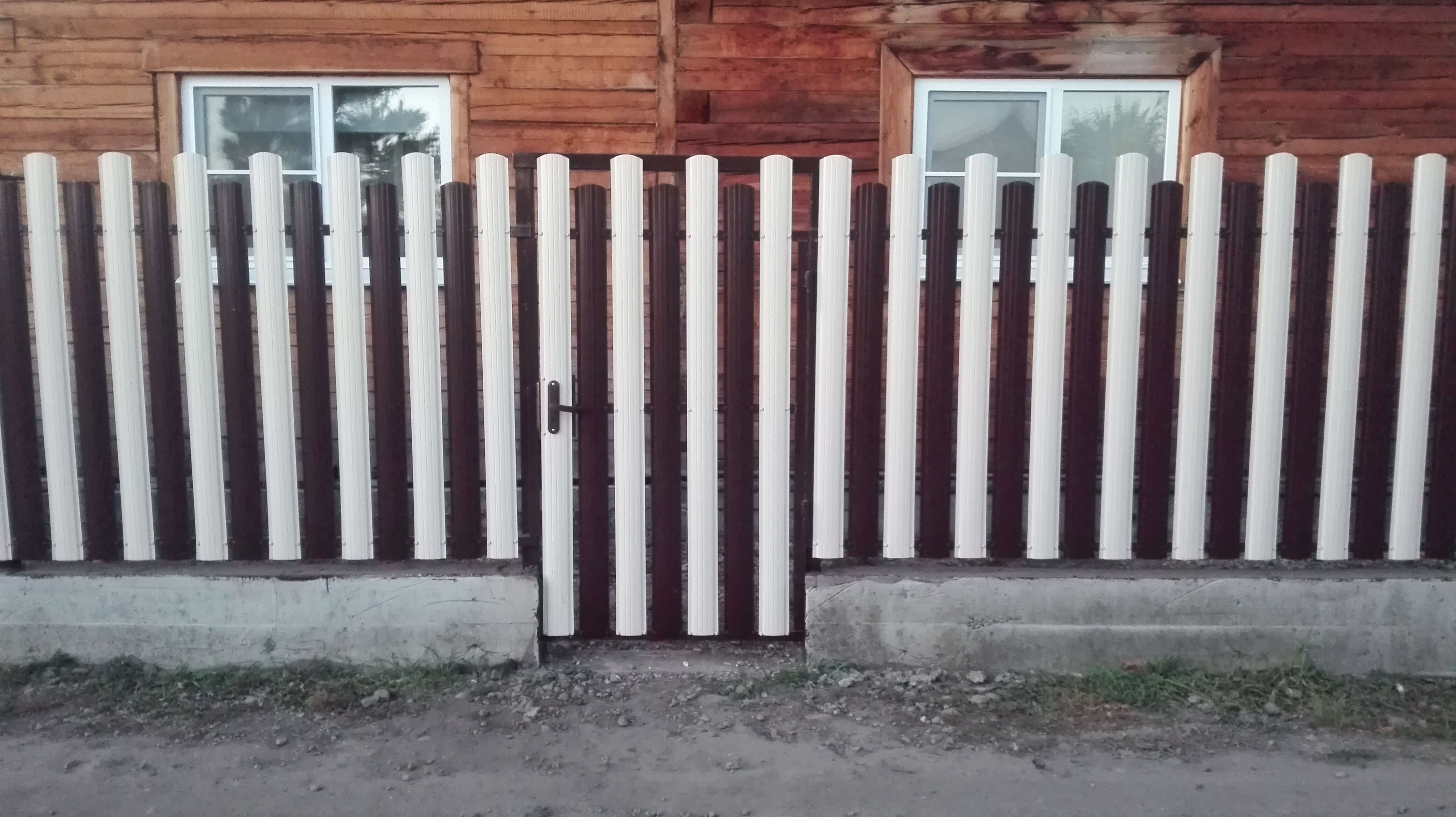 Двухцветный забор из евроштакетника 14м RAL8017 Шоколад + RAL9003 Белый в Жезказгане
