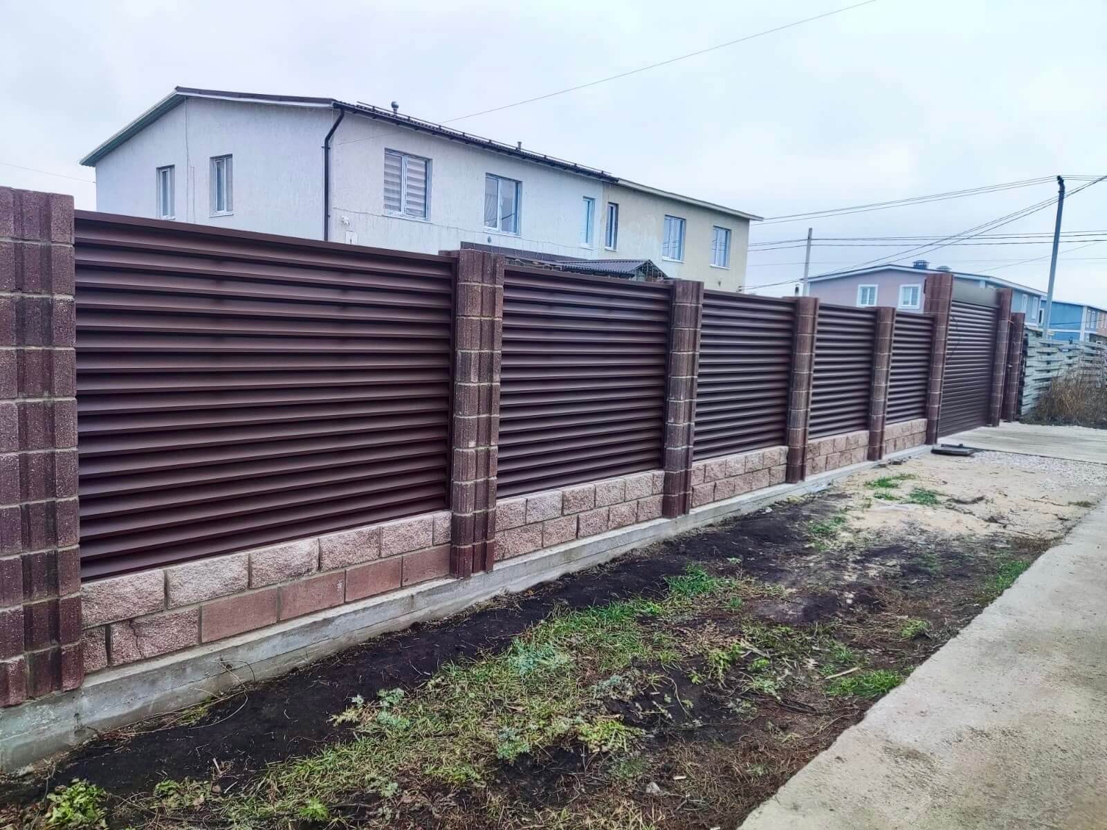 Забор-жалюзи из ламелей ЭКО-Z 13м RAL8019/8019 Темный Шоколад двусторонний МАТТЕ фото 1 в Жезказгане