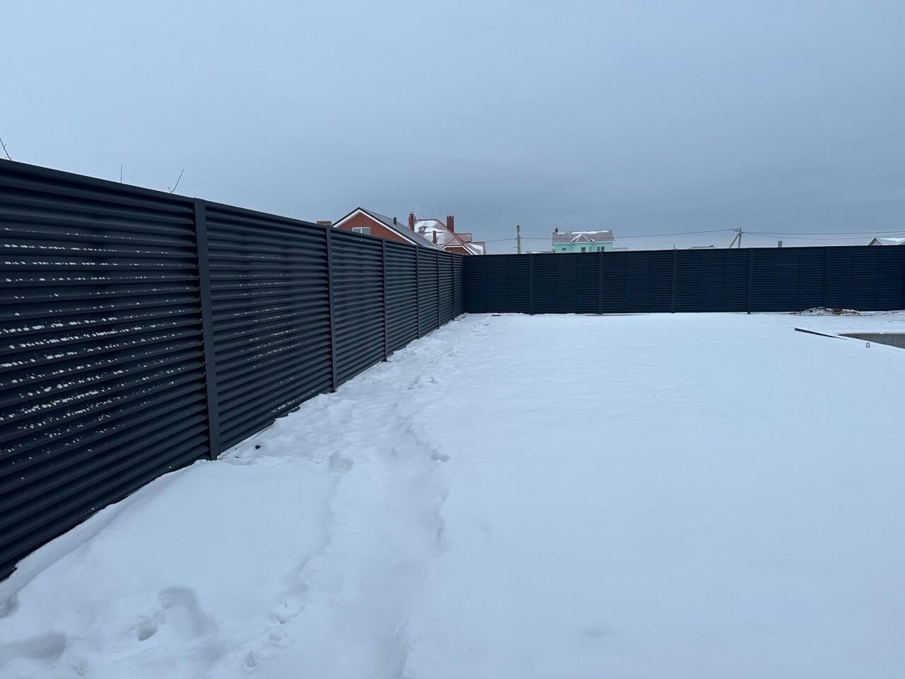Забор-жалюзи из ламелей ЭКО-Z 130м RAL9005 Черный МАТТЕ фото 3 в Жезказгане