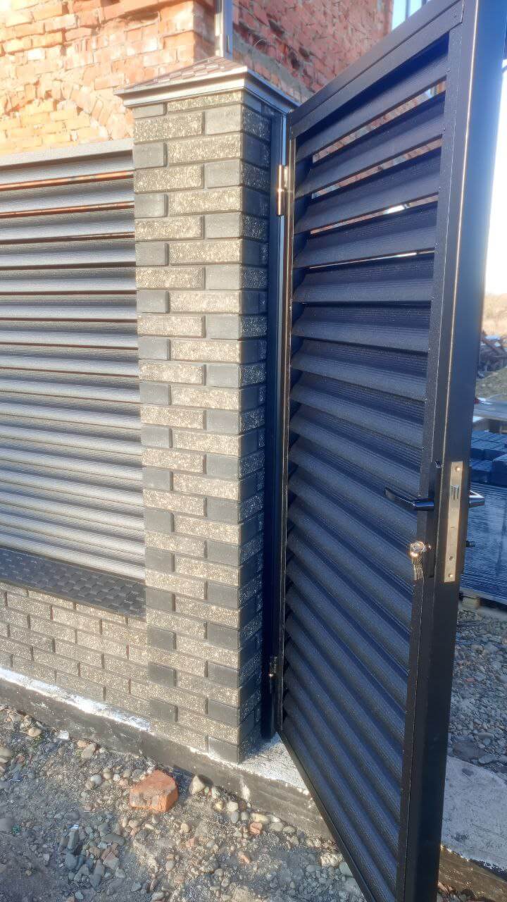 Забор-жалюзи из ламелей Еврожалюзи 24м RAL9005 Черный МАТТЕ фото 6 в Жезказгане