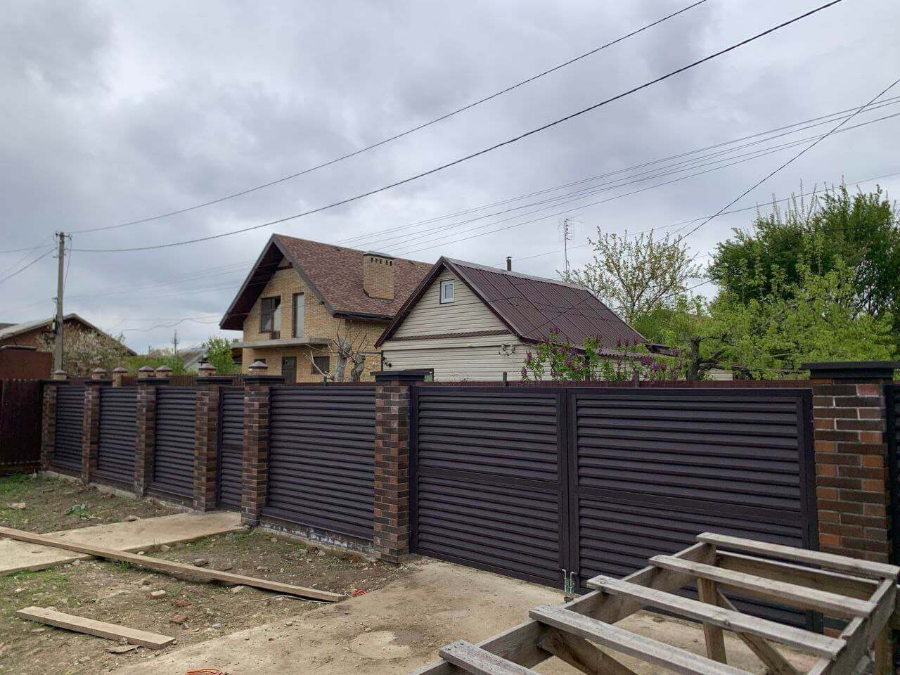 Забор-жалюзи из ламелей Реснички 24м RAL8019/8019 Темный Шоколад двусторонний МАТТЕ фото 2 в Жезказгане