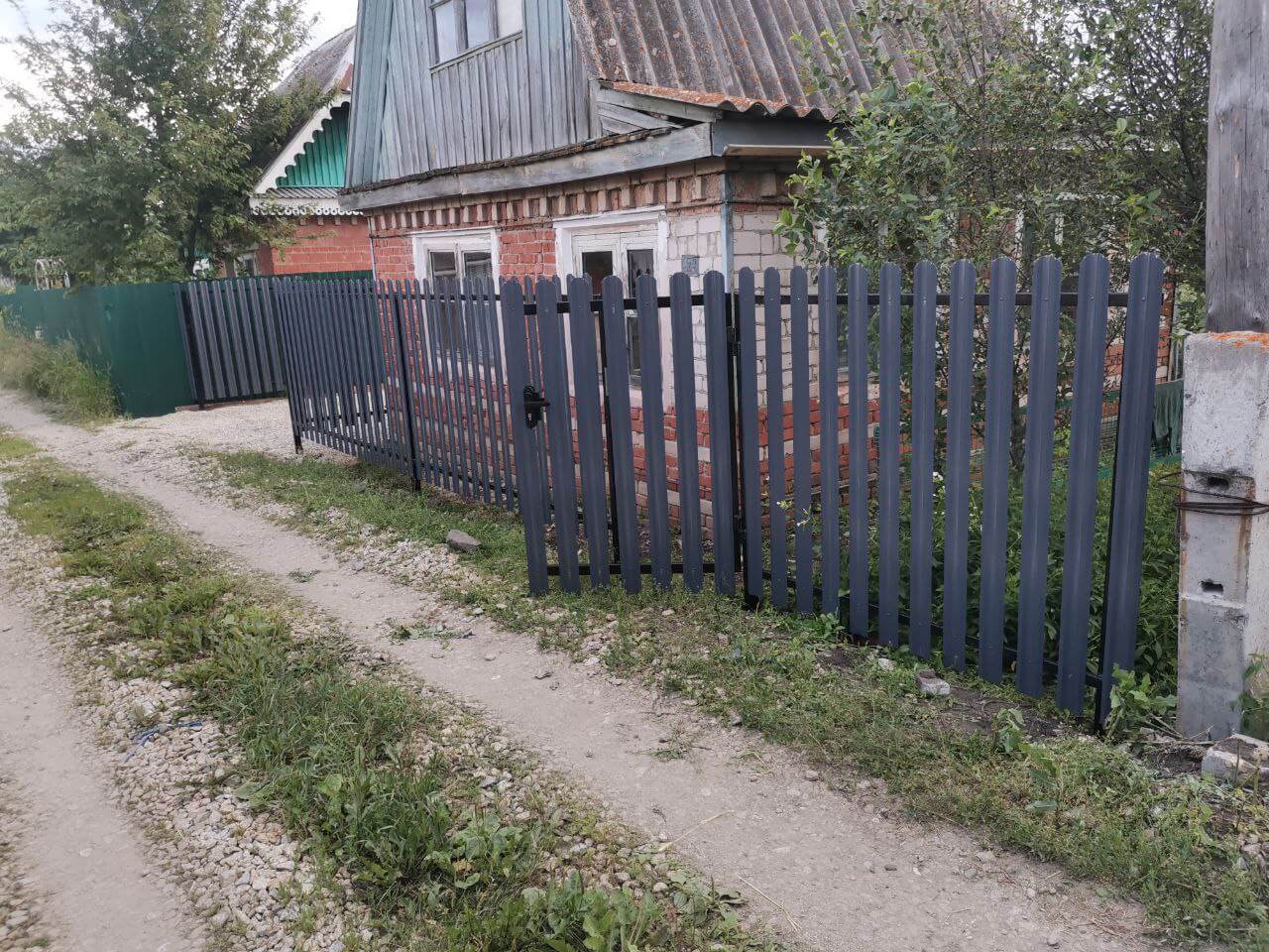 Забор из евроштакетника 7м RAL7024/7024 Серый Графит двусторонний фото 3 в Жезказгане