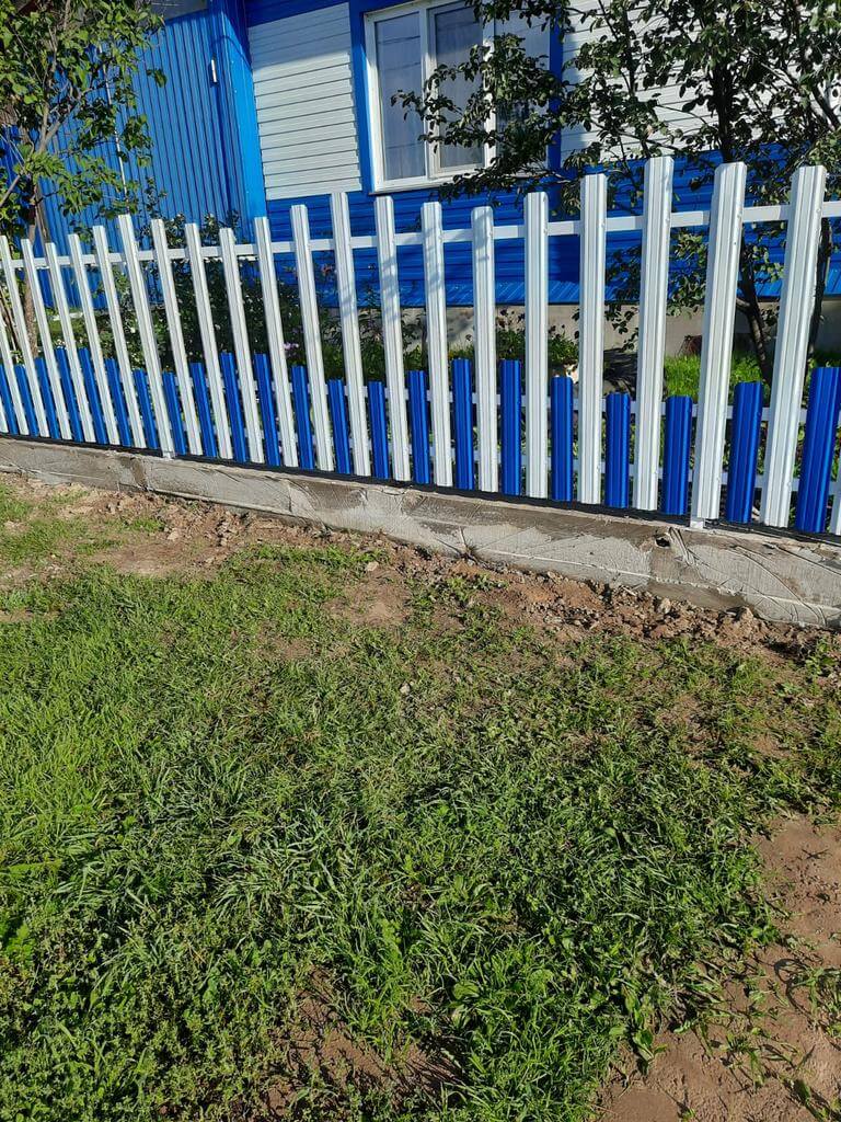 Забор из евроштакетника 14м RAL9003 Белый, RAL5005 Синий Сигнал фото 1 в Жезказгане
