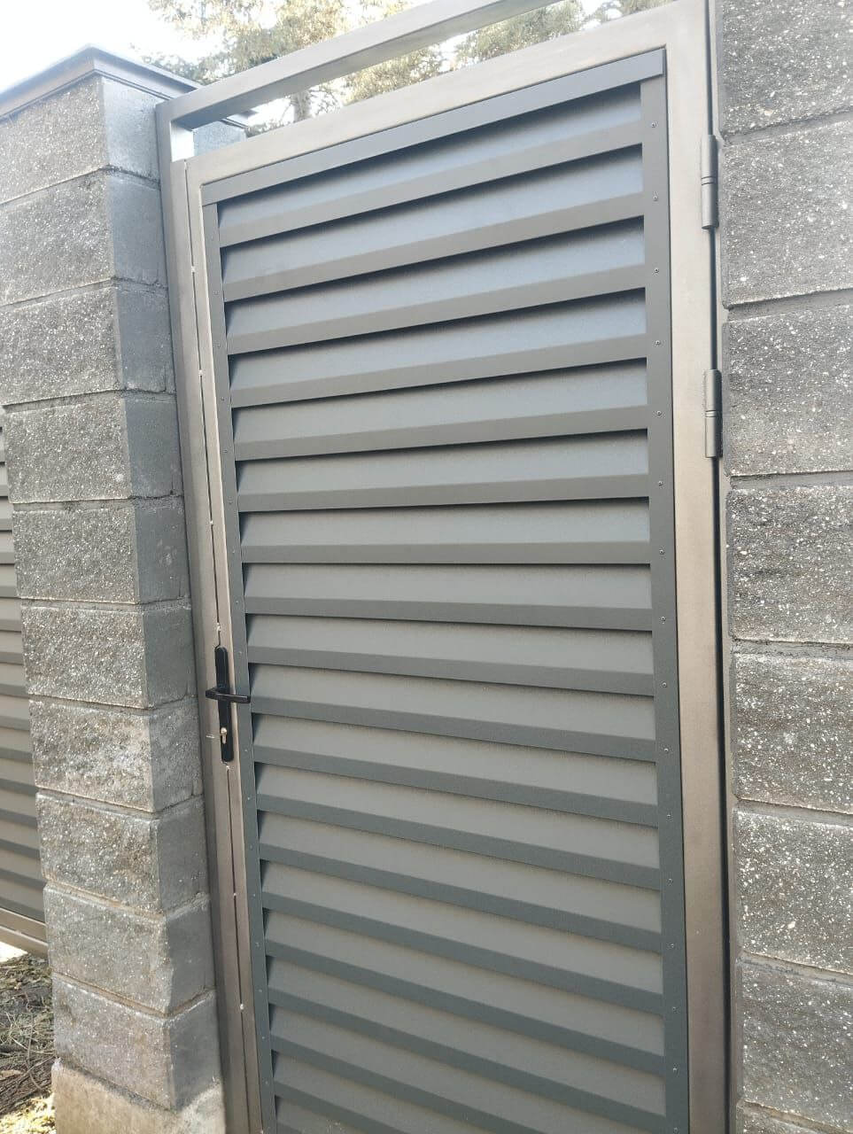 Откатные ворота с калиткой из ламелей Реснички RAL7024/7024 Серый Графит двусторонний МАТТЕ фото 2 в Жезказгане