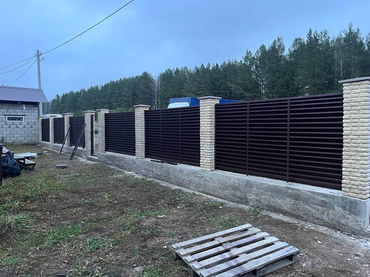 Забор-жалюзи из ламелей ЭКО-Z 18м RAL8017/8017 Шоколад двусторонний фото 3 в Жезказгане