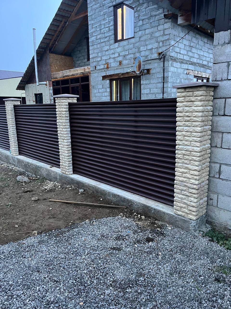 Забор-жалюзи из ламелей ЭКО-Z 18м RAL8017/8017 Шоколад двусторонний фото 2 в Жезказгане