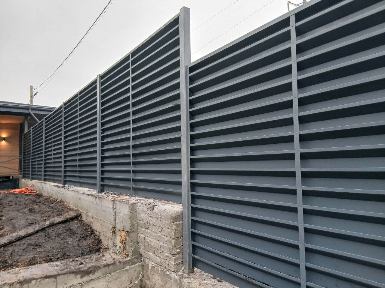 Забор-жалюзи из ламелей Хай-Тек 37м RAL7024/7024 Серый Графит двусторонний МАТТЕ фото 6 в Жезказгане