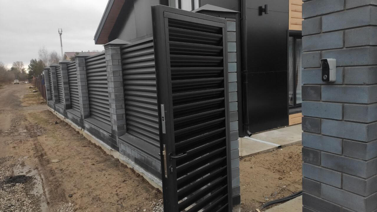 Забор-жалюзи из ламелей ЭКО-Z 17м RAL9005/9005 Черный МАТТЕ фото 1 в Жезказгане