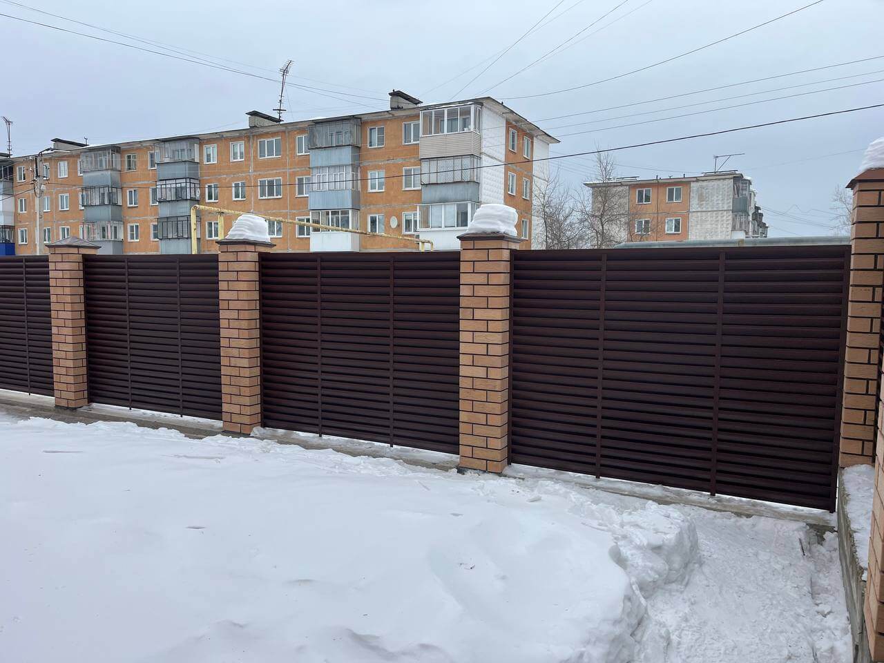 Забор-жалюзи из ламелей ЭКО-Z 87м RAL8017/8017 Шоколад двусторонний МАТТЕ фото 17 в Жезказгане