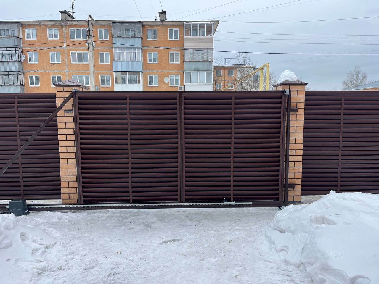 Забор-жалюзи из ламелей ЭКО-Z 87м RAL8017/8017 Шоколад двусторонний МАТТЕ фото 10 в Жезказгане