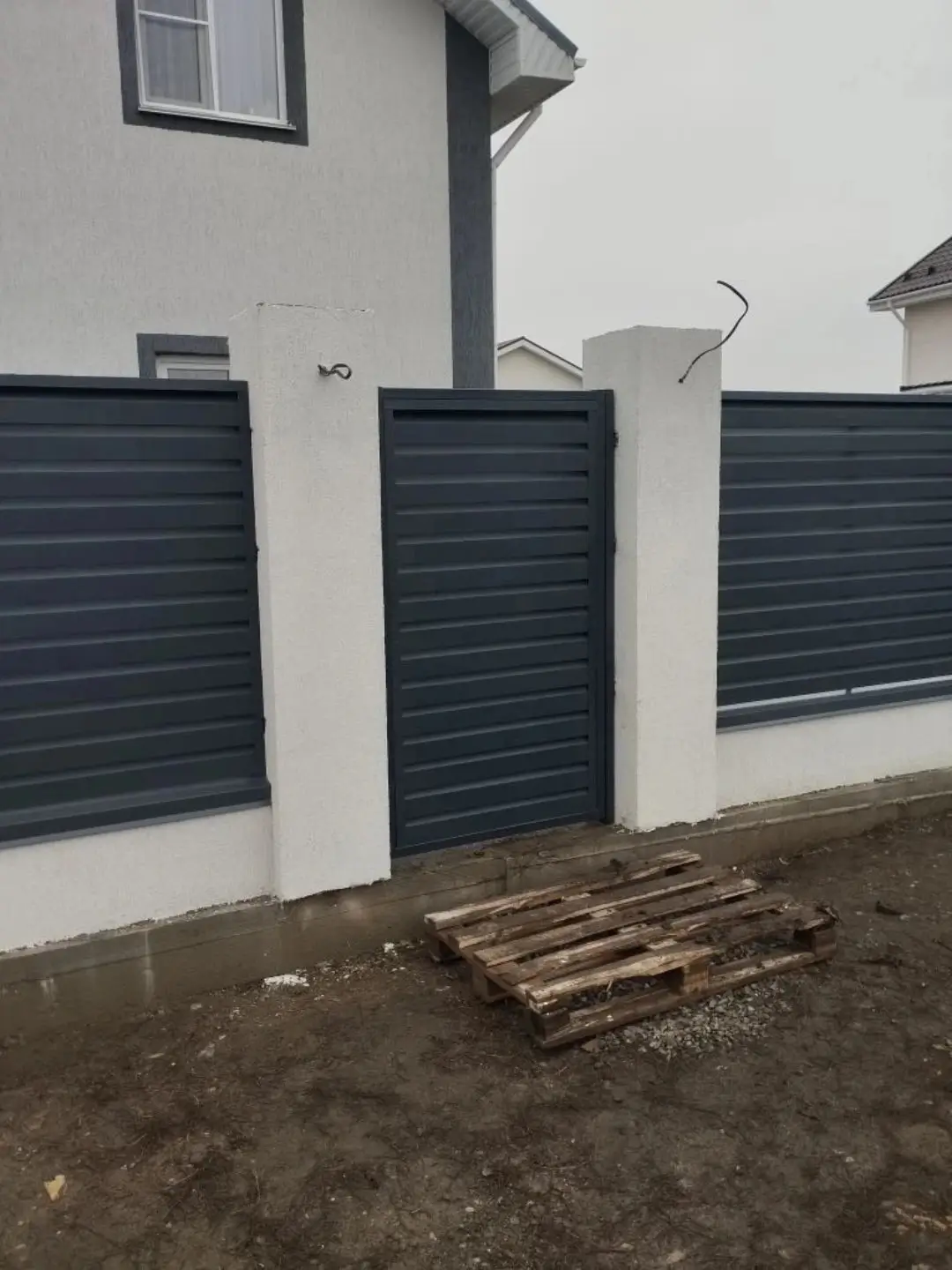 Забор-жалюзи из ламелей Хай-Тек 12м RAL7024 Серый Графит МАТТЕ фото 1 в Жезказгане