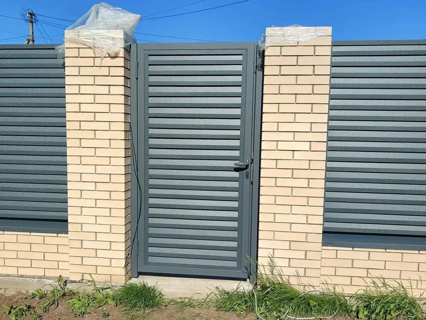 Забор-жалюзи из ламелей Реснички 16м RAL7024 Серый Графит Стальной Бархат фото 2 в Жезказгане