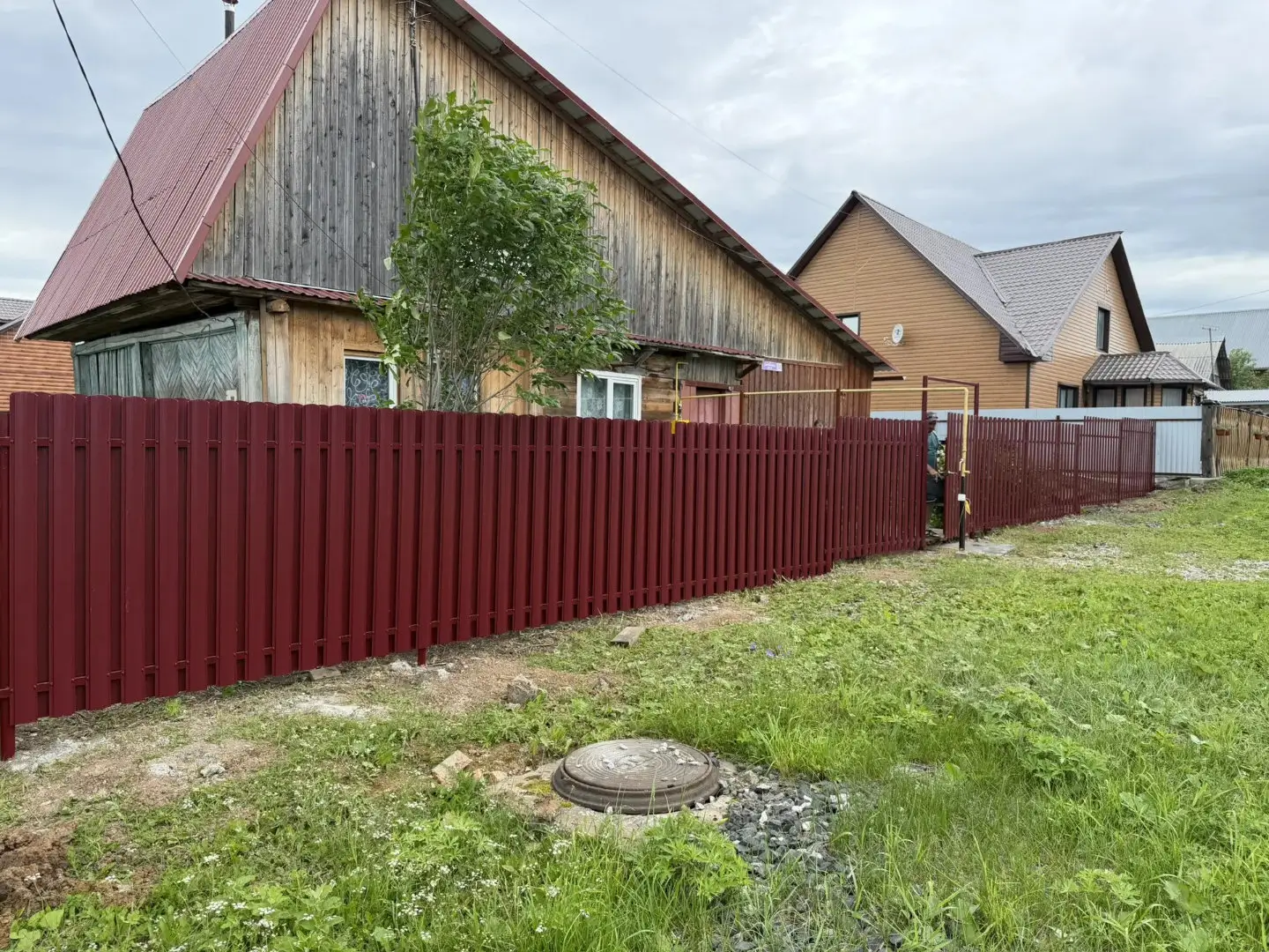 Забор из евроштакетника 24м RAL3005/3005 Красное Вино двусторонний фото 3 в Жезказгане