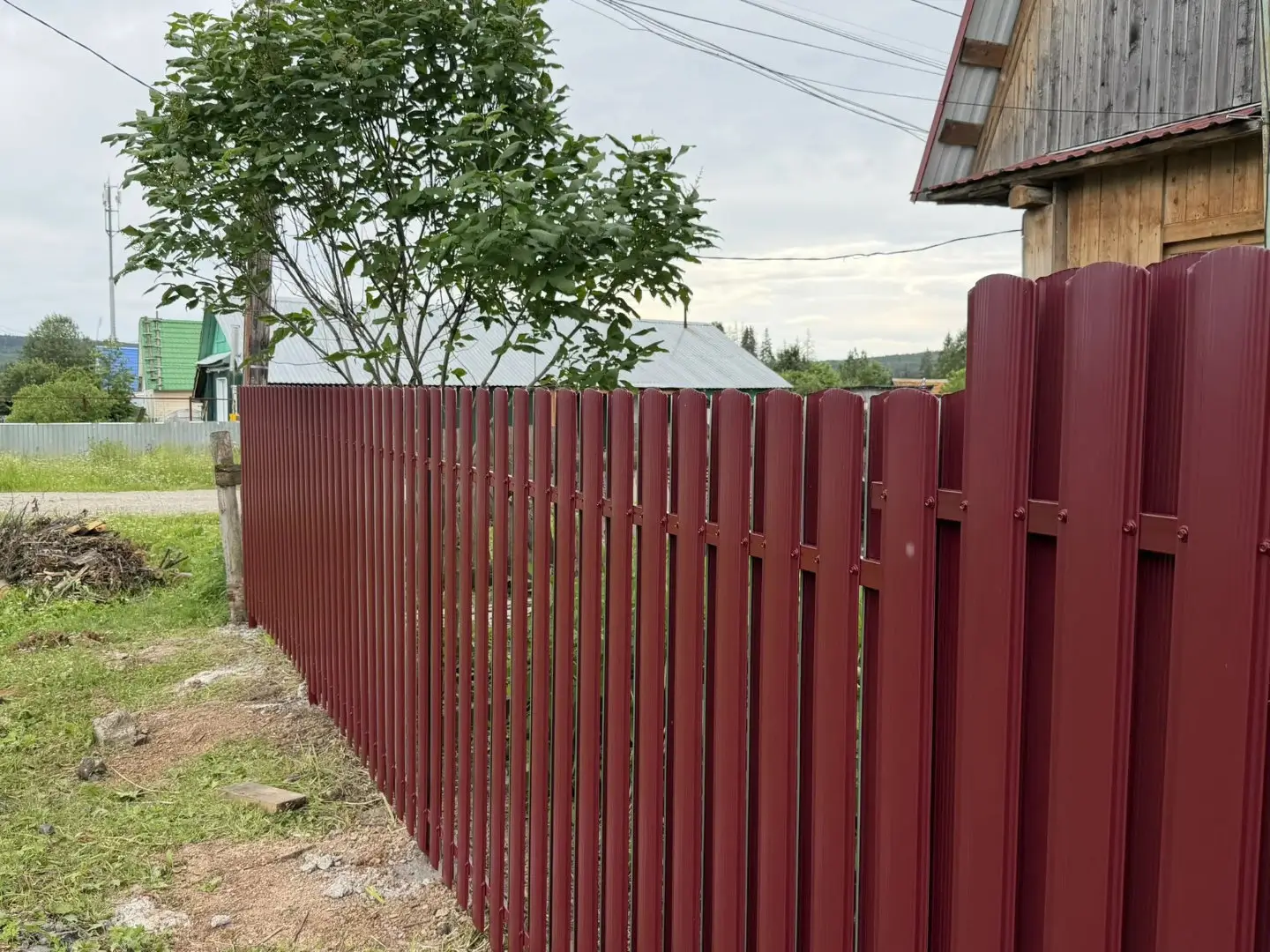 Забор из евроштакетника 24м RAL3005/3005 Красное Вино двусторонний фото 2 в Жезказгане